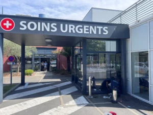 Poseur Easy Film appliquant un film solaire sur les vitrages de l’unité de soins non programmés, à l’entrée des soins urgents de l’Hôpital privé de la Baie à Avranches