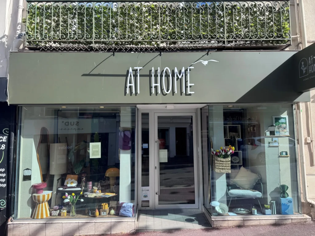 Devanture du magasin de décoration AT Home à Granville, vitrines équipées d’un film transparent anti chaleur et anti UV par Easy Film