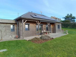 Maison à ossature bois orientée plein sud en Suisse normande, baies vitrées équipées du film anti chaleur SX80 par Easy Film