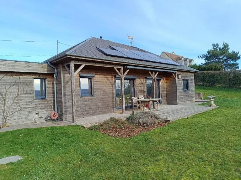 Maison à ossature bois orientée plein sud en Suisse normande, baies vitrées équipées du film anti chaleur SX80 par Easy Film