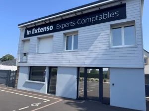 Façade de l’agence In Extenso Experts-Comptables à Saint-Hilaire-du-Harcouët après la pose de films solaires anti chaleur par Easy Film