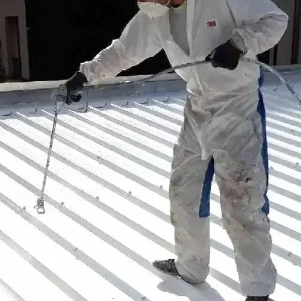 Application de peinture réfléchissante sur toit Application de peinture réfléchissante sur toit