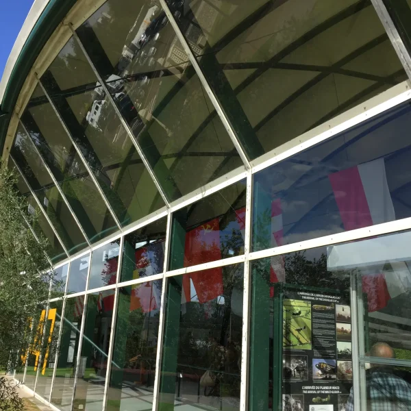 Easy Film - Pose de film sur vitrage - Musee C-47 - Vitre avec les films anti UV