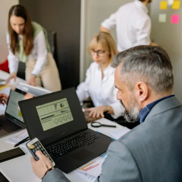 Film occultant dans un bureau