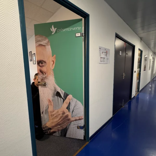 Pose-de-vinyle-plein-bureau-presence-verte-a-caen-1