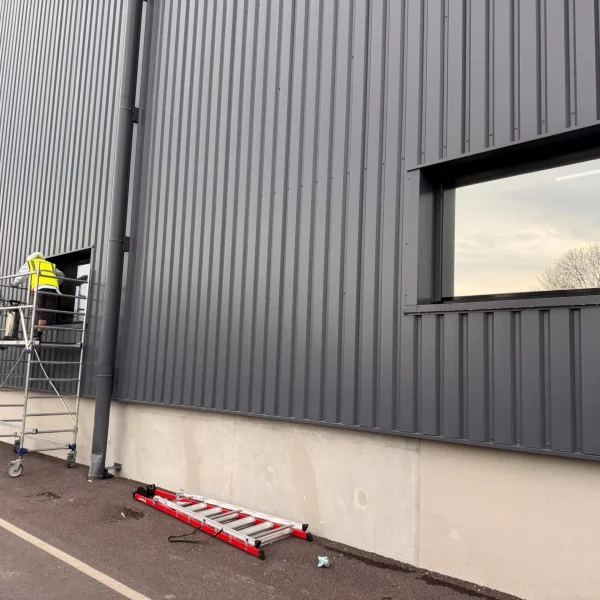 pose-de-film-securite-100-micron-usine-agroalimentaire-isigny-2