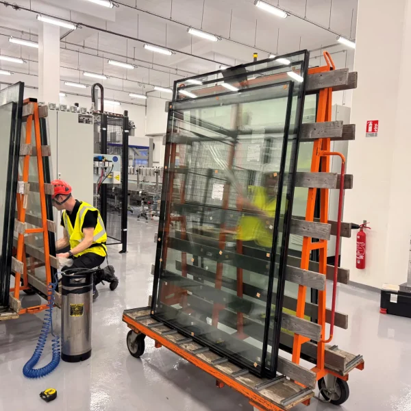 pose-de-film-securite-100-micron-usine-agroalimentaire-isigny-4