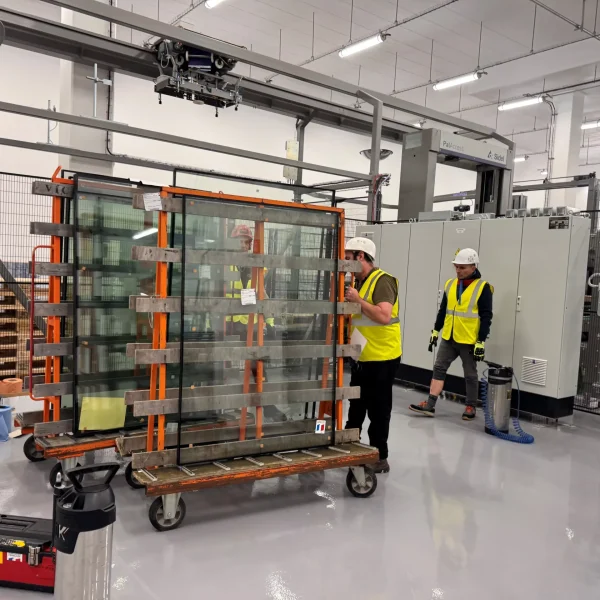 pose-de-film-securite-100-micron-usine-agroalimentaire-isigny-5