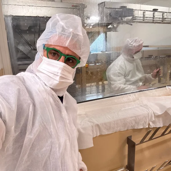 pose-de-film-securite-100-micron-usine-agroalimentaire-isigny-6