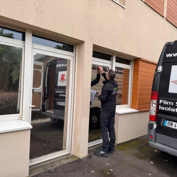 pose-de-film-solaire-effet-miroir-ehpad-epiceas-tinchebray-2